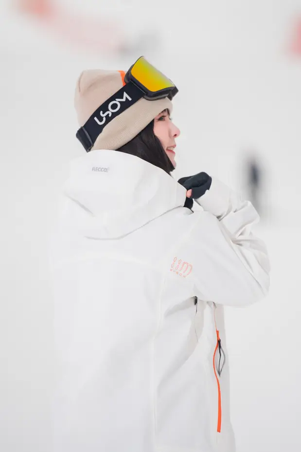 Fashionable ski suits (4).png