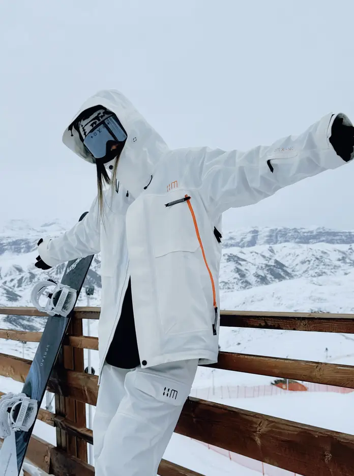 Fashionable ski suits (2).png