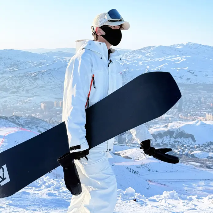 Fashionable ski suits (1)