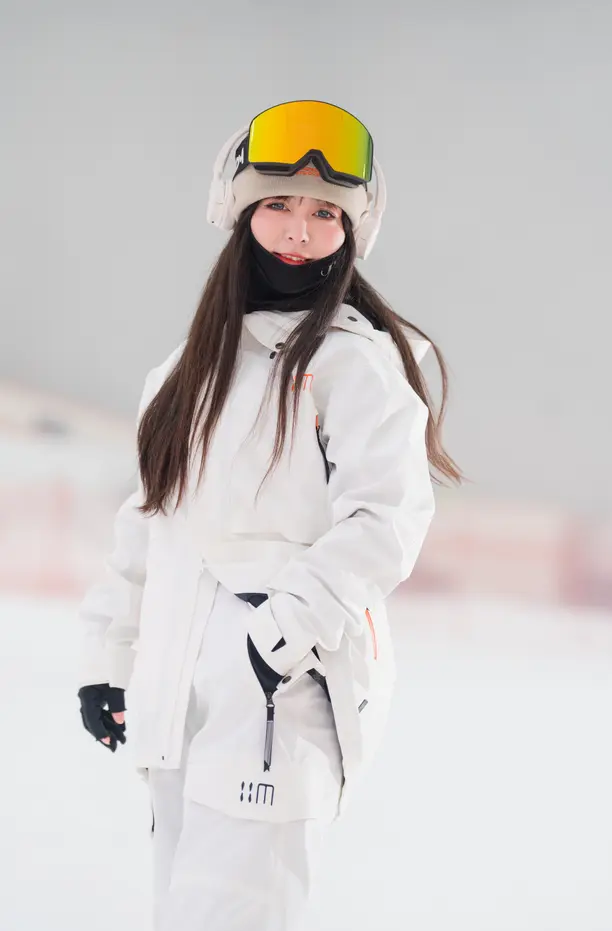 Fashionable ski suits (6).png