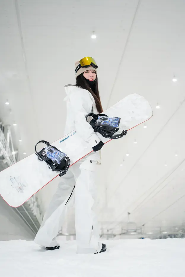 Fashionable ski suits (3).png